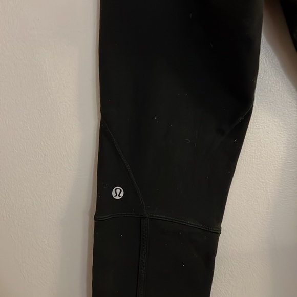 LULULEMON black crop leggings/snap design on hem - Picture 4 of 8